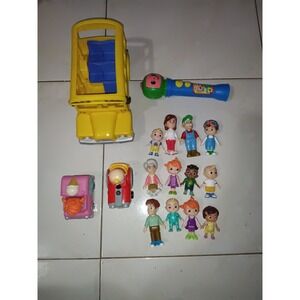 Cocomelon Official Musical Yellow School Bus with JJ And 12 Friends Lot